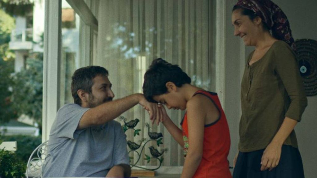 Gibi dizisi Gülnuray kimdir? Yılmaz ve İlkkan’ın evine gelen temizlikçi-yardımcı kadın kim?