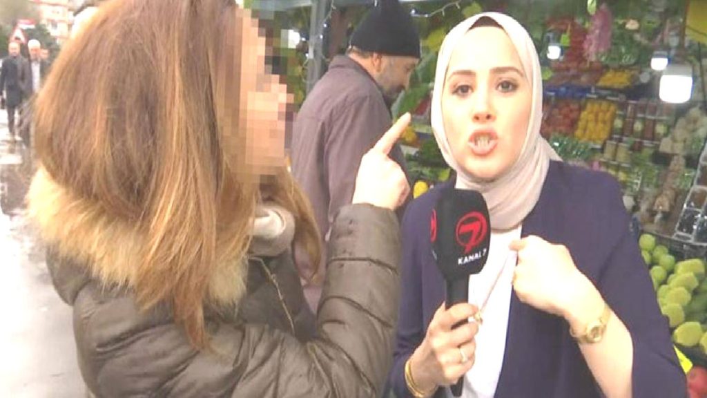 Başörtüsüne hakaret eden bayana gözaltı