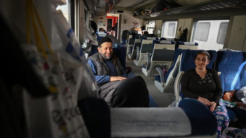 Hatay’da yaklaşık bin depremzede, İskenderun Tren Garı’nda vagonlarda kalıyor