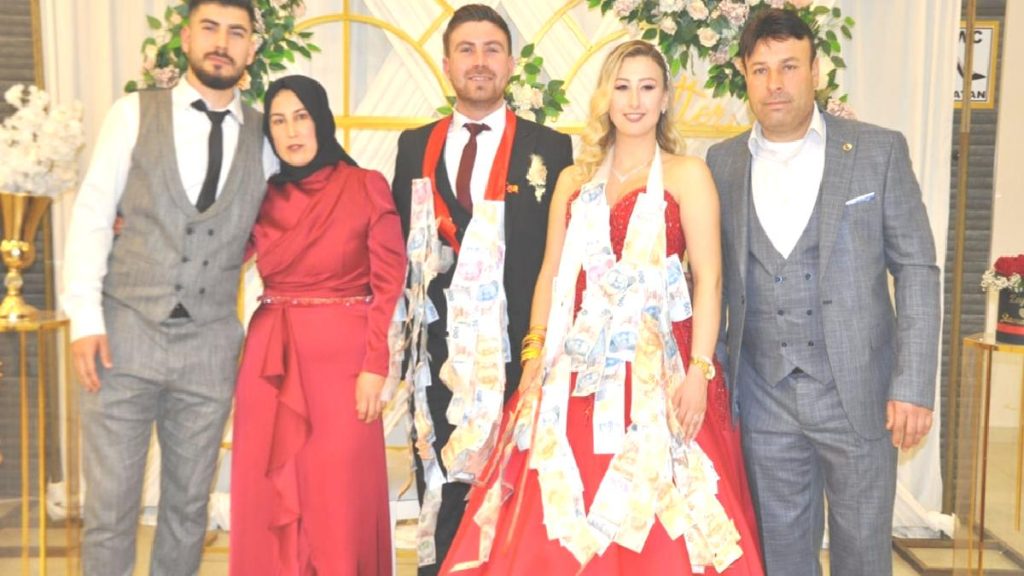 Zeynep ve Ramazan Demirci çifti, nişanlarında toplanan 7 bin lirayı depremzedelere bağışladı
