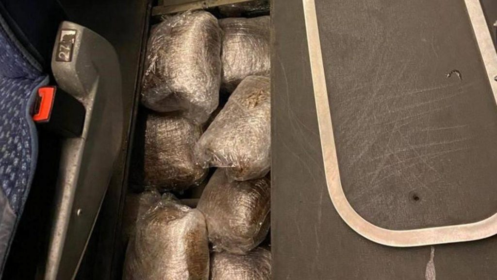 Adana’da bir yolcu otobüsünde 100 kilo 294 gram uyuşturucu ele geçirildi