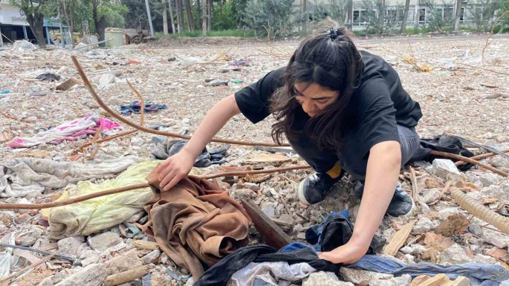 Hatay’da yıkılan evinin enkazından bilekliğini çıkardı
