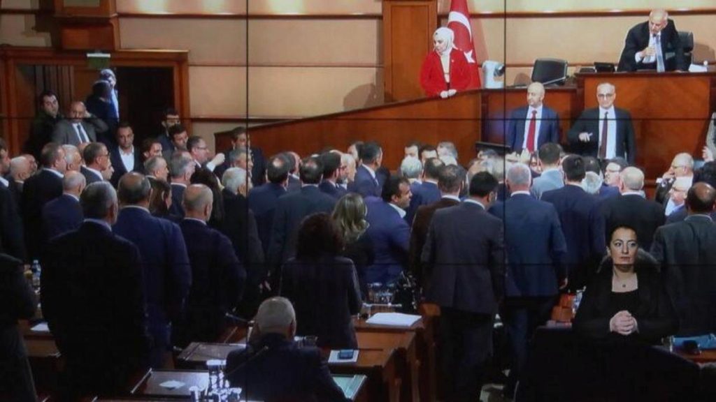 İBB Meclisi’nde gerginlik! Birbirlerinin üzerine yürüdüler