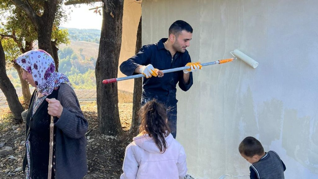 CZN Burak, yaşlı kadının evini yeniledi